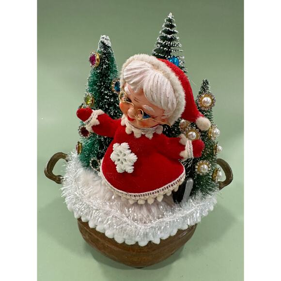 Price Reduced Vintage Mrs. Claus Assemblage in a Tin Pot - Picture 7 of 8